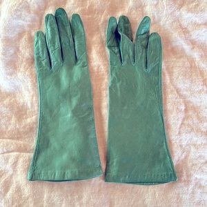 Vintage pistachio green leather gloves, never worn